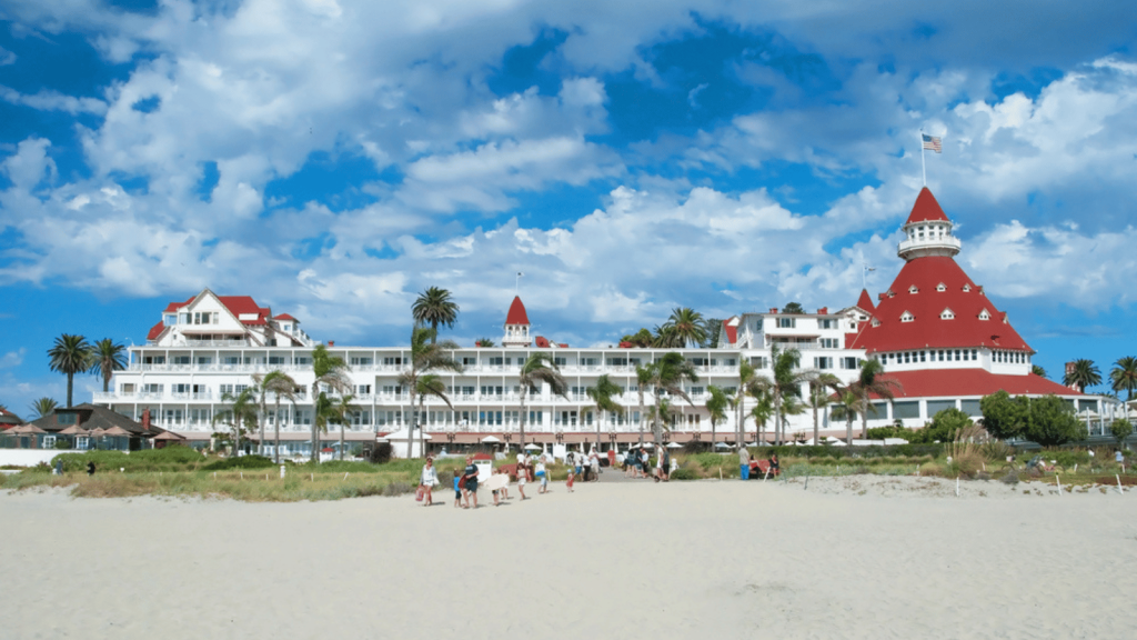 Beachside Accommodations: Resort Life vs. Boutique Chic