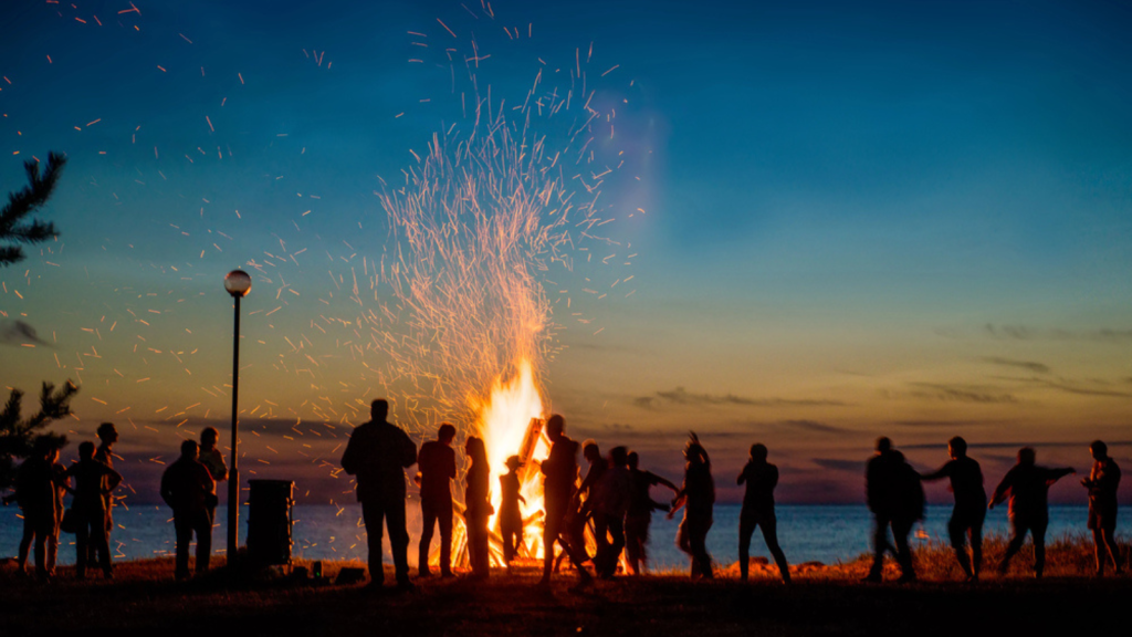 Beach Bonfires: S'mores Galore vs. Limited Options