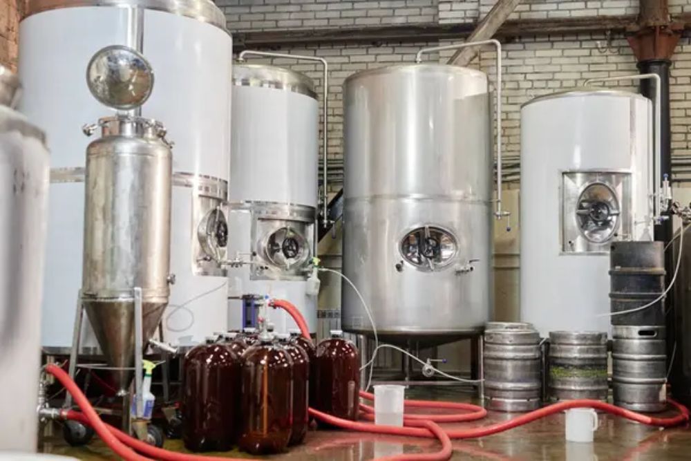 Several Stainless Steel Tanks Storing Apple Cider Craft Beer Fermentation — Stock Photo, Image